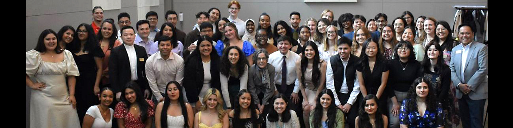 The 2023 ACE Spring Banquet attendees pose in a group of four rows of 20 people in each row.